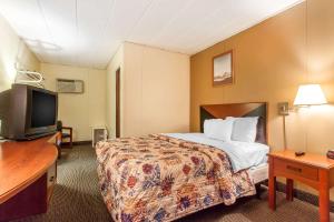 Säng eller sängar i ett rum på Rodeway Inn North