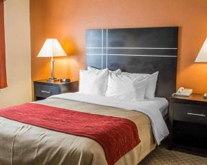 Cama o camas de una habitación en Norwood Inn & Suites Columbus
