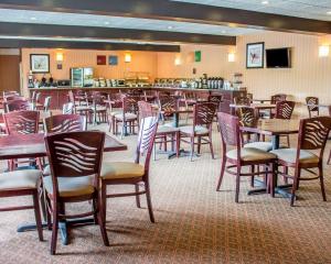 A restaurant or other place to eat at Norwood Inn & Suites Columbus