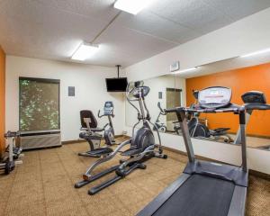 The fitness centre and/or fitness facilities at Comfort Inn Dayton - Huber Heights