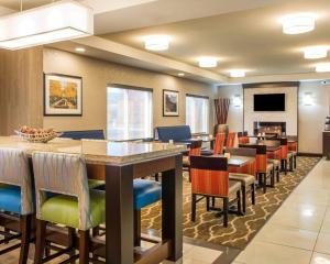 Un restaurant sau alt loc unde se poate mânca la Comfort Suites Columbus West - Hilliard