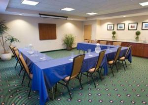 una sala de conferencias con una larga mesa azul y sillas en Comfort Inn & Suites West Chester - North Cincinnati, en West Chester