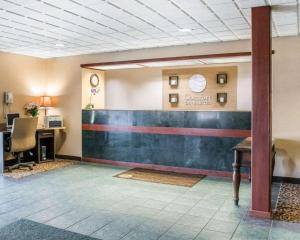 モーミーにあるComfort Inn & Suites Maumee - Toledo I80-90のロビーにはカウンターとデスク付きの待合室があります。