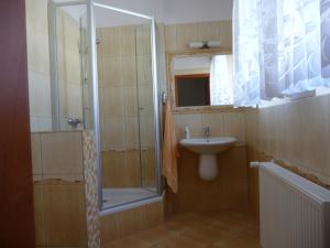Ένα μπάνιο στο Apartament Królewiecki - pokoje gościnne