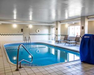Comfort Suites Columbus West - Hilliard 내부 또는 인근 수영장