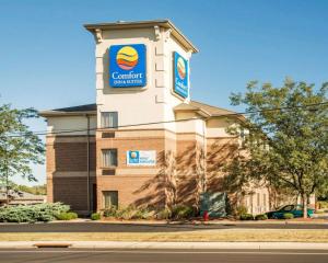 un edificio con un cartel en el costado en Comfort Inn & Suites West Chester - North Cincinnati, en West Chester