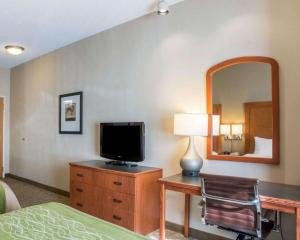 TV tai viihdekeskus majoituspaikassa Comfort Inn & Suites West Chester - North Cincinnati