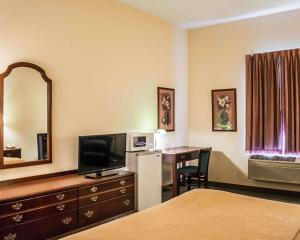 Кровать или кровати в номере Quality Inn & Suites Bellville - Mansfield