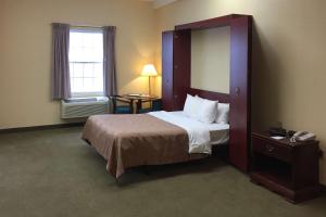 A bed or beds in a room at Quality Inn & Suites Bellville - Mansfield