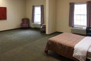 A bed or beds in a room at Quality Inn & Suites Bellville - Mansfield