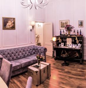 - un salon avec un canapé et une table dans l'établissement Old Tbilisi Trio Apartments, à Tbilissi