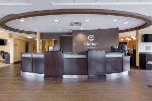 Clarion Hotel Beachwood-Cleveland tesisinde lobi veya resepsiyon alanı