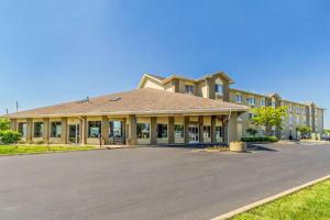 een groot gebouw met een parkeerplaats ervoor bij Comfort Inn Norwalk - Sandusky in Norwalk