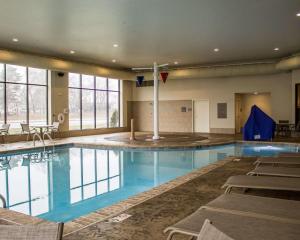 The swimming pool at or close to Comfort Inn & Suites