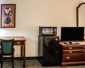 A television and/or entertainment centre at Quality Inn & Suites Bellville - Mansfield