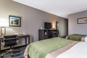 Кровать или кровати в номере Comfort Inn Cleveland Airport