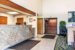 an office lobby with a marble counter top at Quality Inn in Jackson