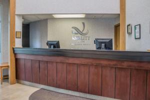 a view of a waiting area of auryury clinic at Quality Inn Port Clinton in Port Clinton