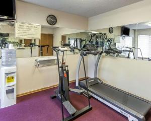 un gimnasio con cinta de correr y espejo en Quality Inn Circleville, en Circleville