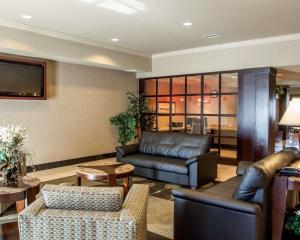 sala de estar con sofá de cuero y sillas en Comfort Suites Cincinnati North, en Forest Park