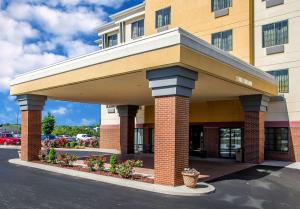 un edificio de hotel con toldo en un estacionamiento en Comfort Suites Cincinnati North, en Forest Park