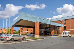 ein Gebäude mit Autos auf einem Parkplatz in der Unterkunft Comfort Inn Cleveland Airport in Middleburg Heights