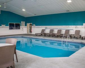 Piscina de la sau aproape de Sleep Inn Sandusky