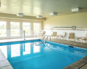 a large swimming pool with chairs and tables in a building at Quality Inn Springboro West in Springboro +12 photos