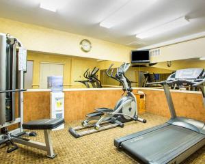 einen Fitnessraum mit Kardiogeräten in einem Hotelzimmer in der Unterkunft Quality Inn & Suites North-Polaris in Worthington