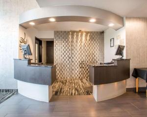 a lobby of a hospital with a reception desk at Quality Inn & Suites North-Polaris in Worthington