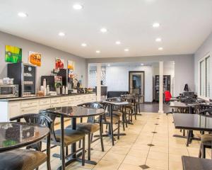 Restoranas ar kita vieta pavalgyti apgyvendinimo įstaigoje Quality Inn & Suites North-Polaris