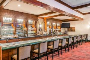 Zona de lounge sau bar la Quality Inn Gallipolis