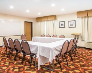 einen Konferenzraum mit einem weißen Tisch und Stühlen in der Unterkunft Quality Inn in Villa Nova