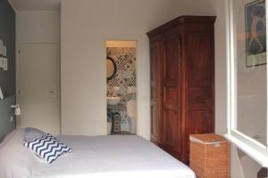 una camera con letto e porta in legno di Sea view apartment with private garden a Camogli