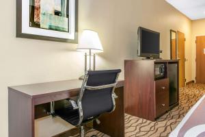 A television and/or entertainment centre at Quality Inn I-75 West Chester-North Cincinnati
