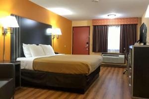 Postel nebo postele na pokoji v ubytování Econo Lodge + 6 fotografií