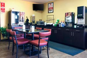 restauracja ze stołem, krzesłami i ladą w obiekcie Econo Lodge w mieście Purcell