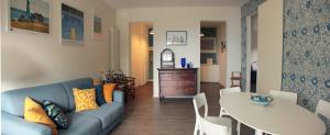 カモーリにあるSea view apartment with private gardenのリビングルーム(青いソファ、テーブル付)