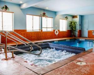 בריכת השחייה שנמצאת ב-Sleep Inn & Suites Oklahoma City Northwest או באזור