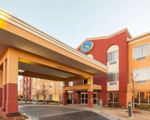 hotel z znakiem na przedniej części budynku w obiekcie Comfort Suites Central-I-44 w mieście Tulsa