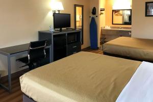Postel nebo postele na pokoji v ubytování Econo Lodge