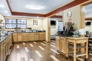Kuchyň nebo kuchyňský kout v ubytování Clarion Hotel Broken Arrow - Tulsa
