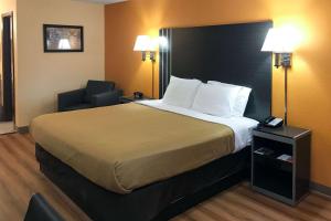 Postel nebo postele na pokoji v ubytování Econo Lodge
