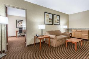 Istumisnurk majutusasutuses Clarion Hotel Broken Arrow - Tulsa