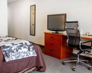 Μια τηλεόραση ή/και κέντρο ψυχαγωγίας στο Sleep Inn & Suites Oklahoma City Northwest