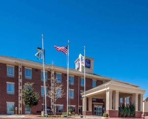Un edificio con tres banderas delante. en Sleep Inn & Suites Lawton Near Fort Sill, en Lawton