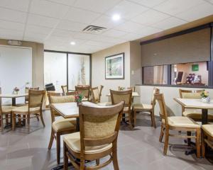 a dining room with tables and chairs in a restaurant at Spark By Hilton Muskogee in Muskogee