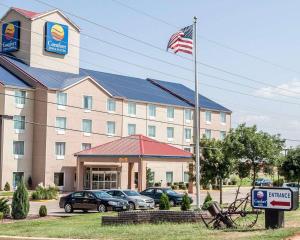 un hôtel arborant un drapeau américain devant lui dans l'établissement Comfort Inn & Suites, à Elk City