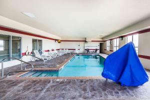 Comfort Suites Yukon - SW Oklahoma City tesisinde veya buraya yakın yüzme havuzu