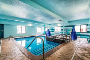 una gran piscina con paredes azules en Comfort Suites Fairgrounds West, en Oklahoma City